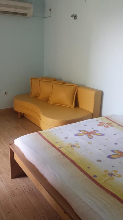 Apartments Lina Karlobag Bilik gambar